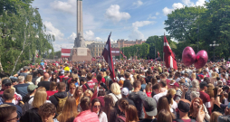 Desmitiem tūkstoši cilvēku pie Brīvības pieminekļa sagaida Latvijas hokeja izlasi.