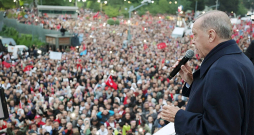 Turcijas prezidents Redžeps Tajips Erdogans Stambulā uzrunā atbalstītājus pēc uzvaras prezidenta vēlēšanu otrajā kārtā.