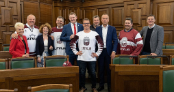 Deputāti pēc Latvijas uzvaras pulcējās Saeimā, lai lemtu par grozījumiem likumā "Par svētku, atceres un atzīmējam dienām". Sēžu zālē valdījis īpašs noskaņojums.