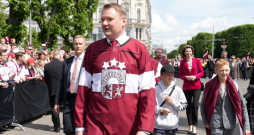 Saeimas priekšsēdētājs Edvards Smiltēns 29. maijā pie Brīvības pieminekļa, kur notika Latvijas hokeja izlases sagaidīšana.