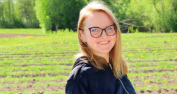 "Bija jāizdomā tāda niša, lai paši arī varētu ražu saglabāt, safasēt un realizēt. Tā nonācām pie sparģeļiem," teic Inga Bite.