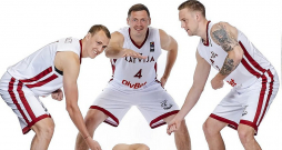 Latvijas 3x3 basketbola izlase pirms Pasaules kausa iedvesmojas no hokejistu panākumiem. Debitantam Francim Lācim šajā foto ripas loma.