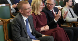 Valsts prezidenta amata kandidāti - ārlietu ministrs Edgars Rinkēvičs (no kreisās), publiskās pārvaldības eksperte Elīna Pinto un uzņēmējs Uldis Pīlēns Saeimas ārkārtas sēdes laikā, kurā notiek Valsts prezidenta vēlēšanas. Valsts prezidenta amata kandidāti - ārlietu ministrs Edgars Rinkēvičs (no kreisās), publiskās pārvaldības eksperte Elīna Pinto un uzņēmējs Uldis Pīlēns Saeimas ārkārtas sēdes laikā, kurā notiek Valsts prezidenta vēlēšanas.