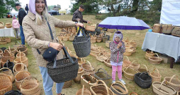 Spītējot brīžam skarbajiem laikapstākļiem, ļaudis pulcējās tradicionālajā lielajā gadatirgū Latvijas Etnogrāfiskajā brīvdabas muzejā. "Šos amata meistara Lejnieka pītos melnos grozus noskatīju jau pērn, bet toreiz nepaguvu nopirkt – bija beigušies. Šogad atbraucām jau no agra rīta un – rokā ir," priecājas gadatirgus apmeklētāja Inga un viņas meitiņa Paula.