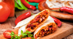 Burito ar malto gaļu un pupiņām.