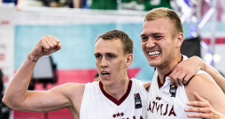 Pasaules kausa simboliskajā izlasē iekļautais Nauris Miezis (no kreisās) ar debitantu Franci Lāci. Pasaules kausa simboliskajā izlasē iekļautais Nauris Miezis (no kreisās) ar debitantu Franci Lāci.