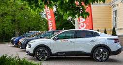 "Citroen C4x" konkursā "Latvijas Gada auto 2024" pirmo pieteikto pretendentu parādes priekšplānā.