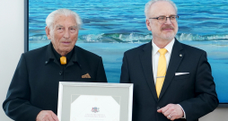 Valsts prezidents Egils Levits (no labās) pasniedz Cildinājuma rakstu rakstniekam un publicistam Ērikam Hānbergam svinīgajā ceremonijā Rīgas pilī.