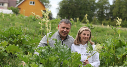 Rabarberi ir "Granskalnu" saimniecības "top" produkts tāpēc, ka no tiem izdevies iegūt labu vīnu. Attēlā: Saimnieki Daina un Māris Zariņi rabarberu laukā.