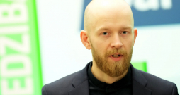Partijas "Progresīvie" finanšu ministra amata kandidāts Andris Šuvajevs piedalās preses brīfingā pēc tikšanās ar "Jaunā vienotība" pārstāvjiem, kurā pārrunāja jaunās valdības prioritātes un darāmos darbus 14. Saeimā.