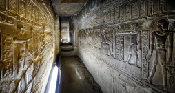 Vairākums mūsdienu Senās Ēģiptes pētnieku uzskata, ka aptuveni ap 3100. gadu pirms mūsu ēras Ēģipte apvienojusies zem faraonu varas, pēc kā drīz radās hieroglifiskā rakstība. 
