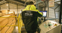Kopumā divu gadu laikā "Stiga RM" bērza saplākšņa ražotnes Kuldīgā modernizācijā plāno investēt 22,4 miljonus eiro.