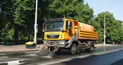 Putekļu mazināšanas nolūkos Rīgā turpinās ielu laistīšana. Putekļu mazināšanas nolūkos Rīgā turpinās ielu laistīšana.