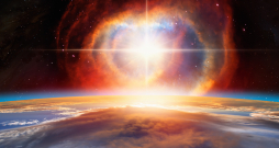 Supernovas eksplozija galaktikas centrā.