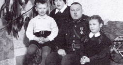Abrenes apriņķa priekšnieks, Lāčplēša Kara ordeņa kavalieris Gustavs Mežulis (1891–1942) kopā ar sievu Kseniju, dēlu Zigurdu un meitu Irēnu. Ģimeni represēja. Arestēto G. Mežuli 1942. gada 23. jūnijā nošāva Astrahaņas soda nometnē.