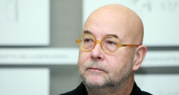 Juris Petraškevičs: "Mani interesēja materiāla "uzvedība", zīmējums kā process, dažādo šķiedras materiālu salikums."