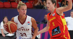 Kitija Laksa cīņā ar spāņu basketbolisti.