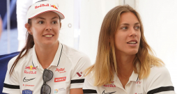 Pludmales volejbolistes Anastasija Samoilova (no kreisās) un Tīna Laura Graudiņa piedalās preses konferencē, kurā informē par pludmales volejbola turnīru "Beach Pro Tour Challenge Jūrmala".