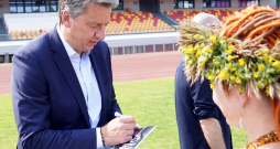Latvijas hokeja izlases galvenais treneris Harijs Vītoliņš sniedz autogrāfu svinīgajā pasākumā Daugavas Stadiona arēnā, kura laikā Latvijas hokeja izlasei pasniedz ielūgumus uz XXVII Vispārējo latviešu Dziesmu un XVII Deju svētku koncertiem.