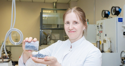 Rīgas Tehniskās universitātes pētniece Inga Jurgelāne radījusi māla granulas, kuras varētu kļūt par lētu un efektīvu ūdens attīrīšanas līdzekli, tomēr pētījumiem vēl nepieciešami vairāki gadi.