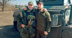 Gundars (pa labi) un ukraiņu kaujas biedrs Andrejs Kremennes frontes sektorā.