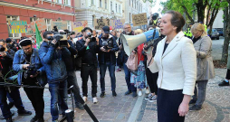 Citi ministri aicina veselības ministri Līgu Meņģelsoni raudzīties, "kā katrs eiro iedos ieguvumu iedzīvotājiem veselības uzlabošanai", jo nauda daudzāc citām valsts iestādēm esot "nogriezta ļoti sāpīgās vietās". Attēlā: veselības ministre L. Meņģelsone 11. maijā uzrunā mediķu protesta akcijas dalībniekus pie Saeimas nama.