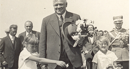 Kārlis Ulmanis kādā no izbraukumiem. 1936.-1937. gads.