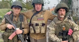 Algotņu bandas "Vagner" dibinātājs Jevgēņijs Prigožins ar kareivjiem. Algotņu bandas "Vagner" dibinātājs Jevgēņijs Prigožins ar kareivjiem.