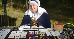Stikla rotu meistare Laura Šmideberga setu karaļvalsts svētkos Igaunijā.