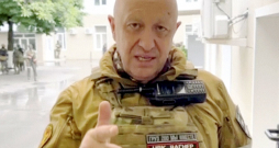 Krievijas algotņu grupējuma "Vagner" līderis Jevgeņijs Prigožins Rostovā pie Donas, kuru viņa vadītie kaujinieki ieņēma. Vagneriešu straujais gājiens uz Maskavu tika pārtraukts sestdienas vakarā, Prigožinam un Putina administrācijai vienojoties par dumpja izbeigšanu. Krievijas algotņu grupējuma "Vagner" līderis Jevgeņijs Prigožins Rostovā pie Donas, kuru viņa vadītie kaujinieki ieņēma. Vagneriešu straujais gājiens uz Maskavu tika pārtraukts sestdienas vakarā, Prigožinam un Putina administrācijai vienojoties par dumpja izbeigšanu.