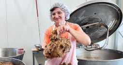 Rudzu maizes mīklas mīcītāja Agita Briede savā darba vietā – "Cannelle Bakery" ražotnē Saldū. Maiznīcas īpašnieki ieguldījuši 350 tūkstošus eiro, kas ļaus saražot vairāk rudzu maizes.