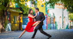 Tango dejotāji Kaminito ielā Labokas kvartālā – vietā, kur dzimis tango.