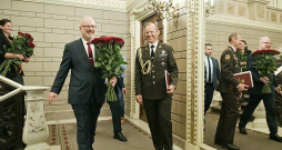 Egils Levits no Saeimas zāles izgāja ar ziediem, ko viņam pasniedza Saeimas prezidija un vairāku frakciju pārstāvji.