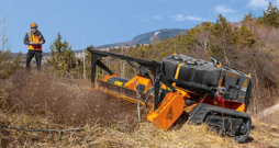 FAE 'RCU 55' traktors ar mulčeri.