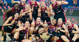 Beļģijas basketbolistes līksmo par uzvaru Eiropas čempionātā. Beļģija pirmo reizi vēsturē spēlēja Eiropas meistarsacīkšu finālā, sīvā cīņā vien pēdējās minūtēs pārspējot titulēto Spāniju. Beļģijas basketbolistes līksmo par uzvaru Eiropas čempionātā. Beļģija pirmo reizi vēsturē spēlēja Eiropas meistarsacīkšu finālā, sīvā cīņā vien pēdējās minūtēs pārspējot titulēto Spāniju.