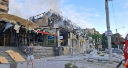 Krievijas raķešu triecienā restorānam Kramatorskā, Ukrainā, nogalināto skaits pieaudzis līdz četriem. Krievijas raķešu triecienā restorānam Kramatorskā, Ukrainā, nogalināto skaits pieaudzis līdz četriem.