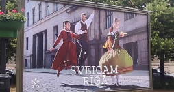 Rīgas ielās izvietoti plakāti ar sveicieniem dziesmu svētku dalībniekiem.