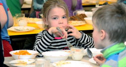 Valdība nolēmusi piešķirt skolēnu ēdināšanai par katru izglītojamo valsts izglītības iestādēs 3,09 eiro dienā, bet pašvaldību un privātajās izglītības iestādēs – 1,545 eiro dienā. Līdz šim šī summa bija attiecīgi 2,15 un 1,075 eiro dienā.
