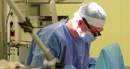 "Operācija izdevās un bērnam plaukstas funkcionalitāti varēs atjaunot vismaz par 90%," atzsīt Kalvis Pastars, stacionāra "Gaiļezers" Rokas un plastiskās ķirurģijas nodaļas plastikas ķirurgs un Mikroķirurģijas centra vadītājs.