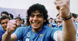 Argentīniešu futbola superzvaigzne Djego Armando Maradona pēc Napoli komandas izcīnītā pirmā Itālijas augstākās līgas titula Neapolē, Itālijā, 1987. gada 10. maijā.