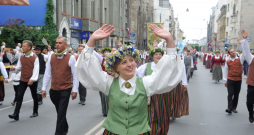 XXVII Vispārējo latviešu Dziesmu un XVII Deju svētku gājiens.