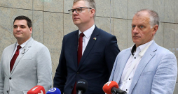 Ar divu stundu starpību preses konferences Rīgas domē rīkoja gan mērs Mārtiņš Staķis (no kreisās), gan viņa oponenti koalīcijā – Edvards Ratnieks, Vilnis Ķirsis un Olafs Pulks.