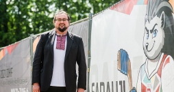 Imants Liepiņš: "Var teikt, ka mans Ukrainas pieredzes kopsavilkums izpaudies liriskā veidā. Cik nu liriskā, bet tomēr. Ko gan var gaidīt no autora, kas piedzīvojis terora režīmu Doneckā, pabijis zem krievu raķešu apšaudes Zaporižjā ..."