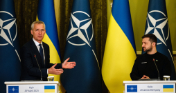 Ukrainas prezidents Volodimirs Zelenskis (no labās) pasludinājis kursu uz iespējami ātrāku pievienošanos NATO. Alianses ģenerālsekretārs Jenss Stoltenbergs uzsver, ka NATO durvis ir atvērtas, taču vispirms ir jāpalīdz Ukrainai uzvarēt karā pret Krievijas iebrucējiem.