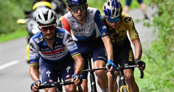 Krists Neilands (vidū) "Tour de France" piektajā posmā vienu brīdi bija līderis, bet pēc tam kādu laiku brauca kopā ar riteņbraukšanas zvaigznēm Žiljēnu Alafilipu (no kreisās) un Voutu van Ārtu.