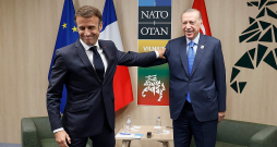Par lēmumu mainīt attieksmi pret Zviedrijas uzņemšanu NATO Turcijas prezidentu Redžepu Tajipu Erdoganu (no labās) uzslavējuši daudzi Rietumu līderi. Viļņas samitā viņam pēc divpusējas tikšanās uz pleca uzsita arī Francijas prezidents Emanuels Makrons.