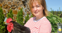 Laura Logina–Lucava un viņas ģimenes locekļi piecu gadu laikā ir izveidojuši konkurētspējīgu mājputnu saimniecību, kas dabai un putniem draudzīgā veidā ražo augstas kvalitātes pircēju pieprasītu produktu – olas.