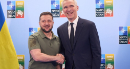 Volodimirs Zelenskis un Jenss Stoltenbergs NATO samitā Viļņā. 
