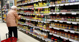 Pārtikas cenas veikalos šokē daudzus. Ilgi gaitītais cenu kritums tā arī nav piedzīvots. Eksperti iesaka lētāku produktu meklējumos izvērtēt cenas pie dažādiem tirgotājiem. Situācija Lietuvā un Igaunijā ir līdzīga, lai arī atsevišķiem produktiem – cenas zemākas.