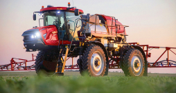 'Case IH Patriot' smidzinātājs.